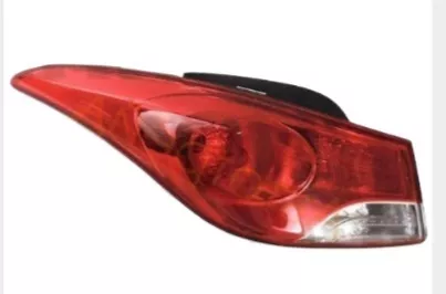 Farol trasero izquierdo de un automóvil Hyundai Elantra del año 2011 en adelante.
