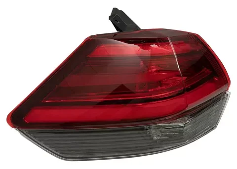 Detalle del farol trasero exterior izquierdo con tecnología LED para Nissan X-Trail 2018/2022.