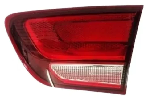 Farol trasero interior izquierdo de un Chevrolet Cobalt del año 2017 o 2018, pieza de repuesto para vehículos en Chile.