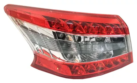 Detalle del farol trasero izquierdo de un Nissan Sentra modelo 2013 a 2015, en color rojo y diseño moderno.
