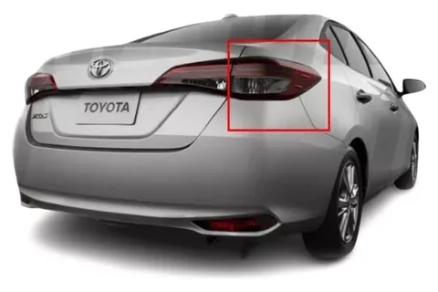 Fotografía detallada del farol trasero izquierdo exterior de un Toyota Yaris Sedán de los años 2018 a 2022, ideal para repuestos en Chile.