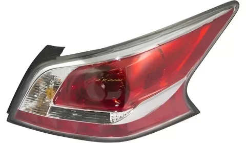 Fotografía del faro trasero derecho con tecnología LED de un Nissan Altima del año 2014/2015. Alt text for SEO en español chileno.