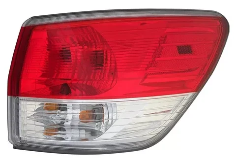 Fotografía detallada del faro trasero derecho de un Nissan Pathfinder fabricado entre los años 2013 y 2016.