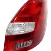 Farol trasero derecho de un Skoda Fabia del año 2008 al 2014, en color rojo y blanco, detalle lateral del auto.