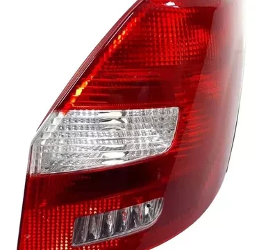 Farol trasero derecho de un Skoda Fabia del año 2008 al 2014, en color rojo y blanco, detalle lateral del auto.