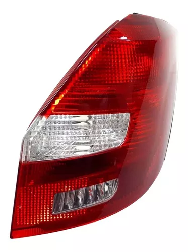 Farol Trasero Derecho Skoda Fabia 2008/2014 1 Farol trasero derecho de un Skoda Fabia del año 2008 al 2014, en color rojo y blanco, detalle lateral del auto.