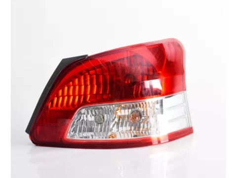 Foco trasero izquierdo de un Toyota Yaris Sedán modelo 2006 a 2013.