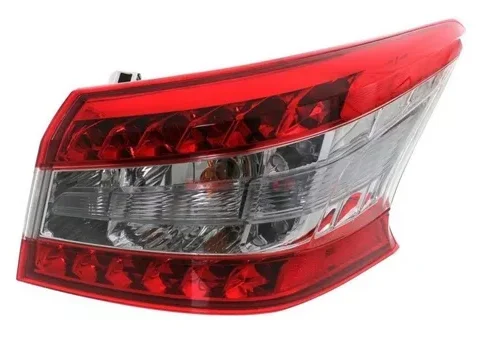 Repuesto original del farol trasero derecho de un Nissan Sentra del año 2013-2015, ideal para automóviles en Chile.