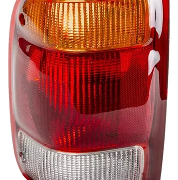 Fotografía detallada del farol trasero izquierdo de una camioneta Ford Ranger del año 1998 o 1999. Específica para audiencia chilena.