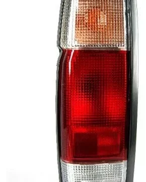 Luz trasera izquierda de un Nissan D21 modelo 2001-2005, vista desde atrás.
