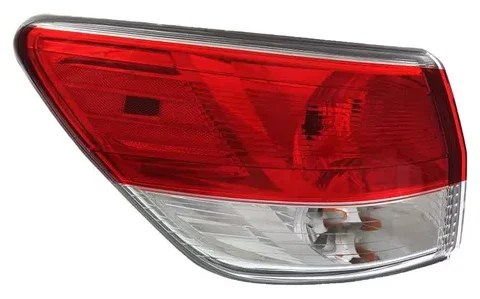 Fotografía del farol trasero izquierdo de un Nissan Pathfinder modelo 2013 a 2016.