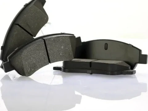 Pastillas de freno delanteras para múltiples modelos de Peugeot y Citroën, con tecnología cerámica y sistema anti vibración y ruido. Ideal para distintos años de fabricación de los vehículos mencionados.