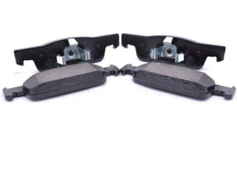 Pastillas de freno delanteras para modelos de vehículos Renault Clio, Sandero y Symbol, fabricadas con cerámica Ultrapad, con sistema anti vibración y reducción de ruido.
