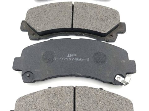 Pastillas de freno delanteras para varios modelos de vehículos, incluyendo Chevrolet Dmax, Great Wall Wingle 5 y Maxus T60, con sistema anti ruido para mayor seguridad y rendimiento.