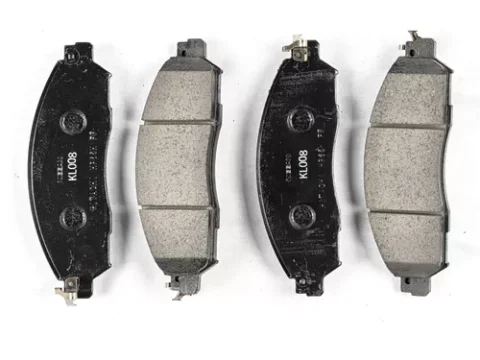 Pastillas de freno delanteras para Nissan NP300 y Navara nuevas, marca Ultrapad con sistema anti ruido. Imagen principal del producto en alta calidad. Ideal para camionetas en Chile.