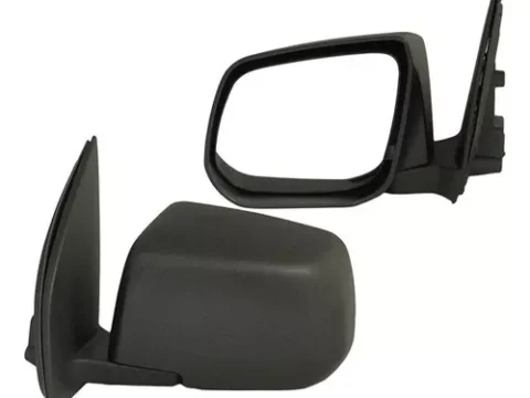 Espejo izquierdo manual negro de Chevrolet Dmax 2015, visto desde adelante.