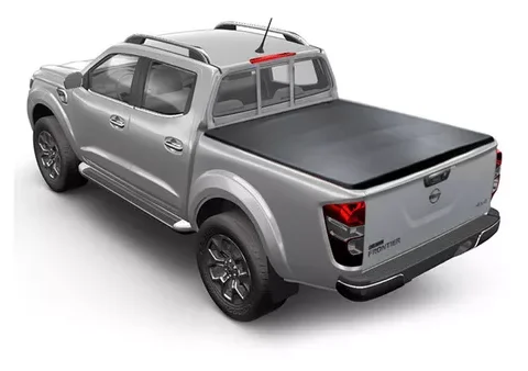 Foto de un capota marítima de color negro para una camioneta Nissan NP300 doble cabina del año 2016 al 2020.
