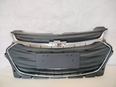 Máscara delantera del Chevrolet Onix sedán 2021/2024 con borde cromado